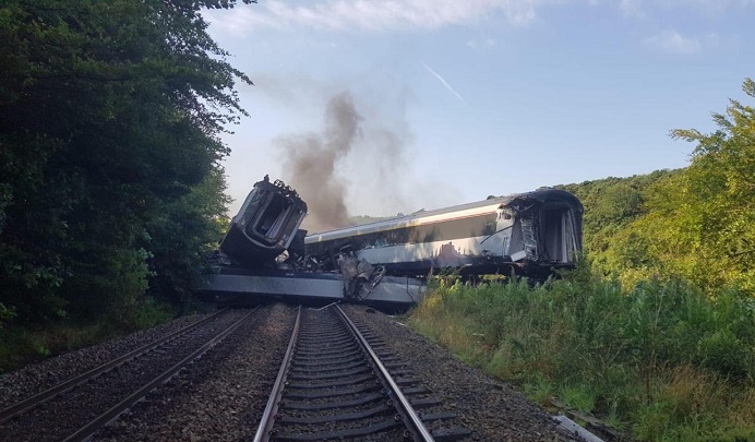 Tres muertos y seis heridos en descarrilamiento de tren en Escocia