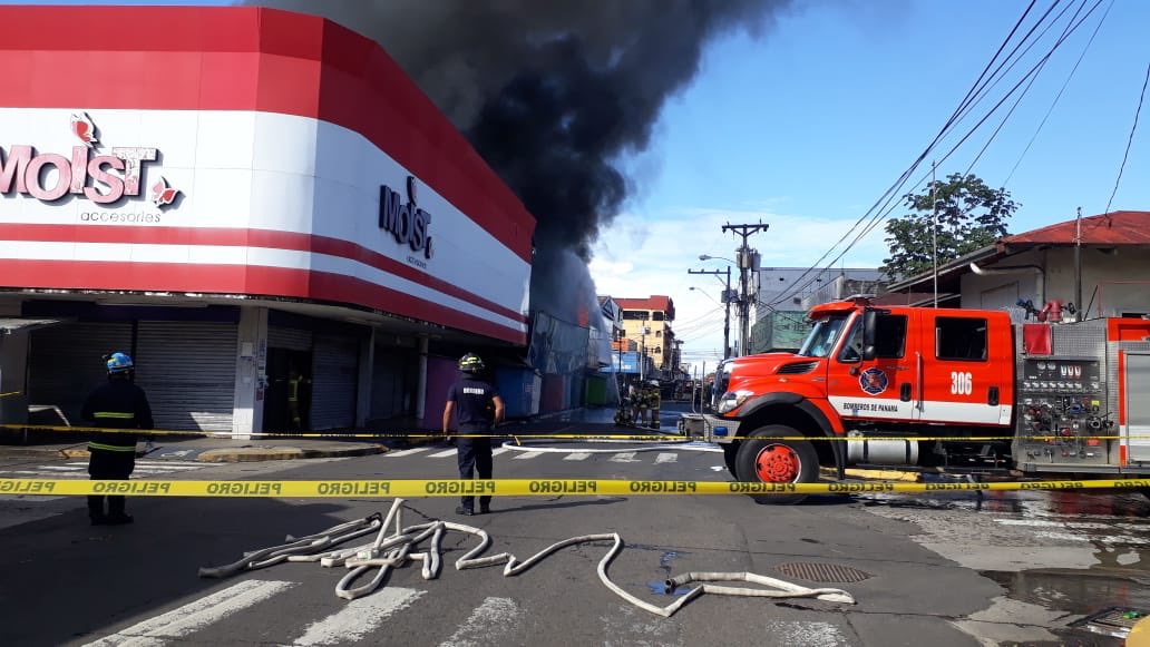 Se registra incendio en dos locales comerciales en el distrito de David