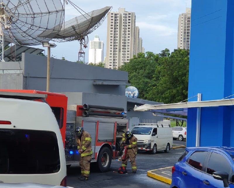 Bomberos atienden emergencia en instalaciones de TVN