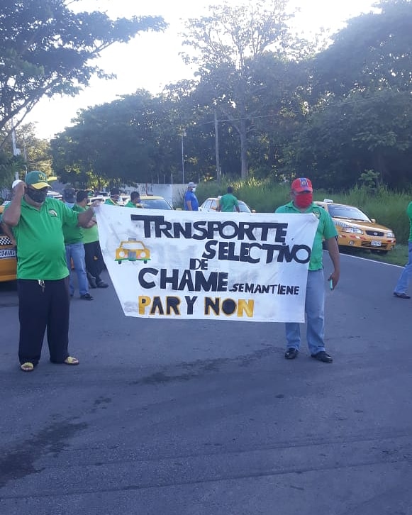 Conductores de taxis protestan por eliminación de restricción de pares y nones