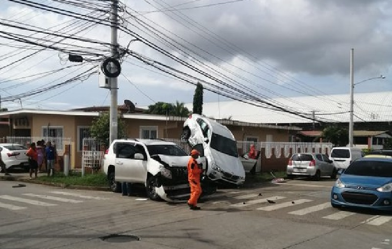 Accidente en Don Bosco, auto queda sobre la cerca de una residencia