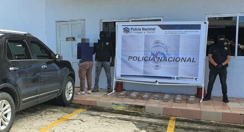 Decomisan 26 paquetes de presunta droga dentro de un vehículo en La Espiga