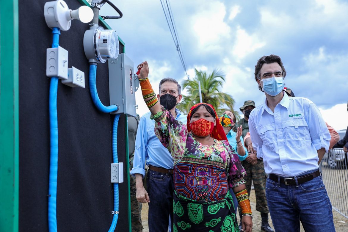 Por primera vez luz eléctrica en Cartí en la comarca Guna Yala