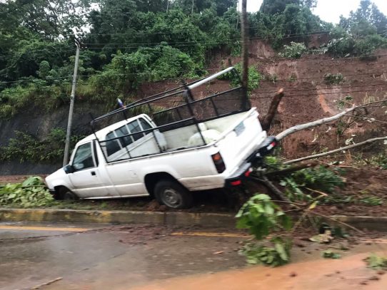 Inundaciones y deslave de tierra en Vía Centenario tras lluvias de este lunes