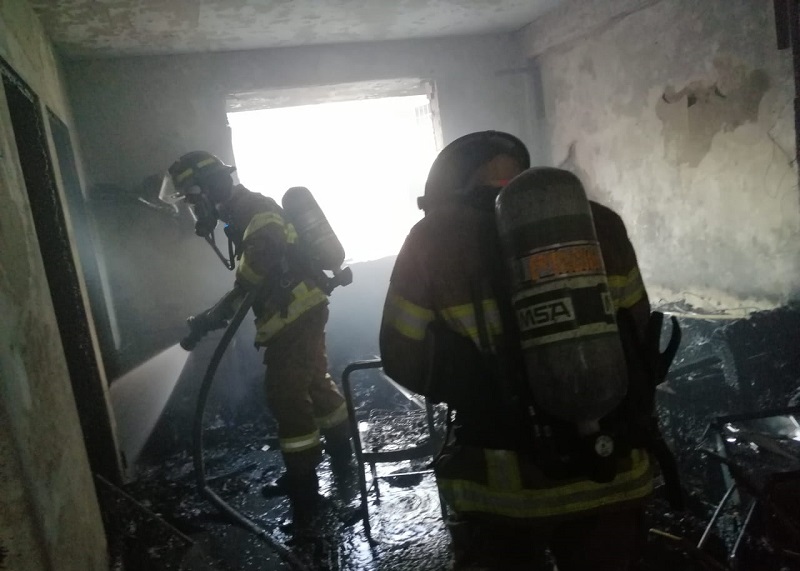 Bomberos extinguen incendio en un edificio en Calidonia