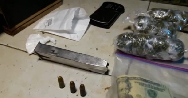 Encuentran droga, arma y dinero en caserón abandonado en Colón