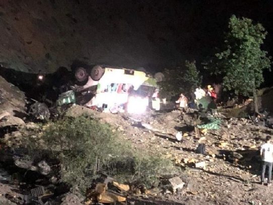 Al menos 17 muertos tras volcar un bus en el norte de Chile