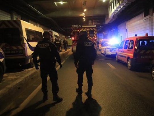 La policía francesa mata a un hombre que amenazó a agentes con un arma blanca cerca de París