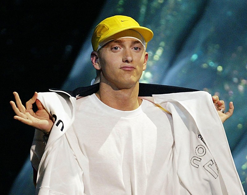 Eminem insta a controlar el uso de armas de fuego en EEUU en su último álbum