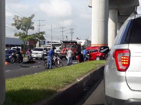 Balacera ocasiona fuerte accidente de tránsito en la Vía Domingo Díaz