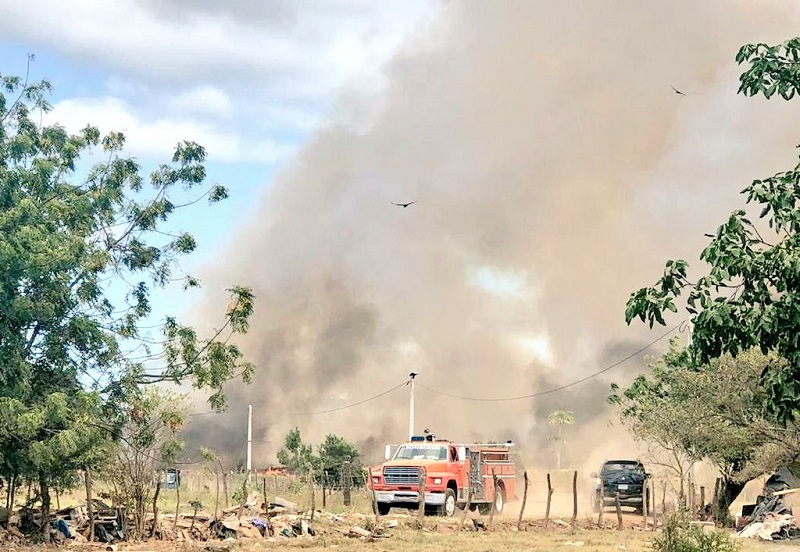 Herrera bajo el humo por incendio en el vertedero municipal