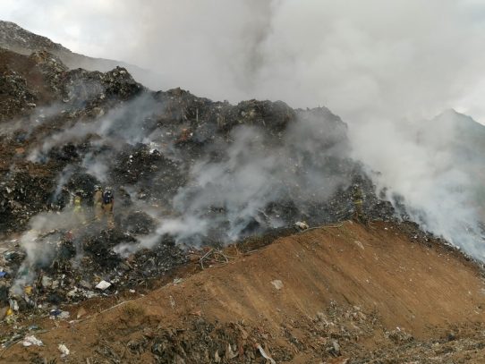 Al menos 50 bomberos en labores de extinción en Cerro Patacón