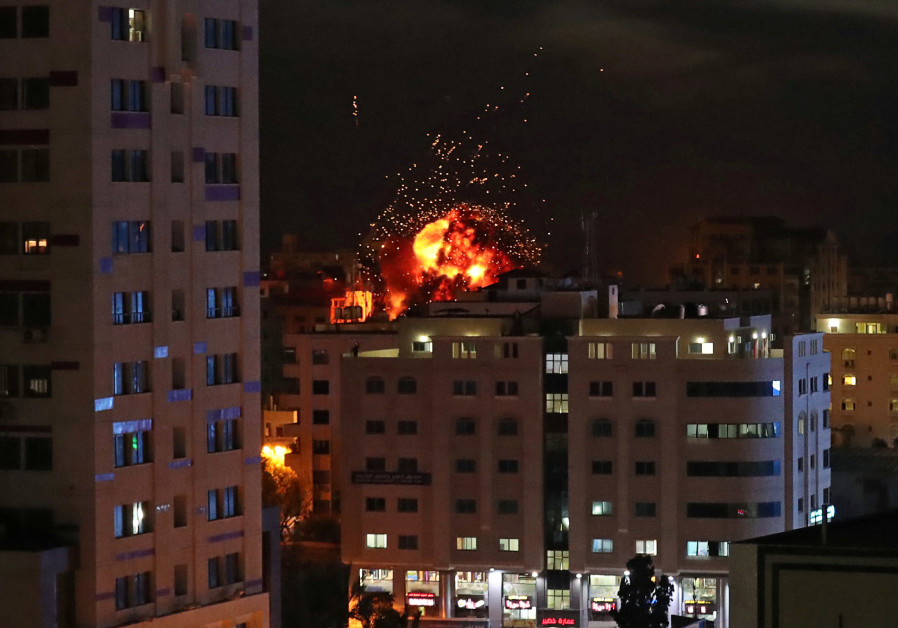 Israel bombardea Gaza tras el lanzamiento de globos incendiarios