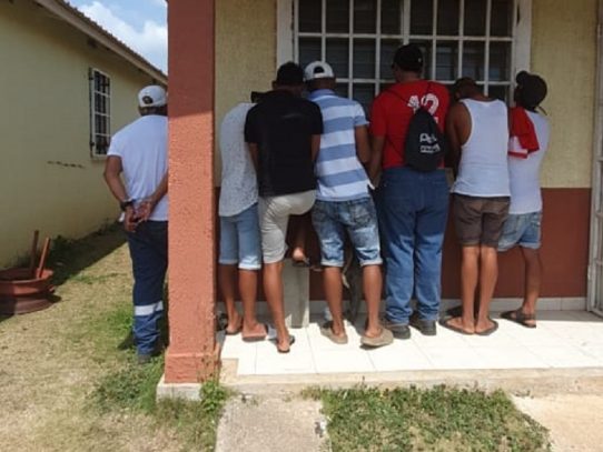 Sorprenden a ocho hombres hurtando en una casa en La Chorrera