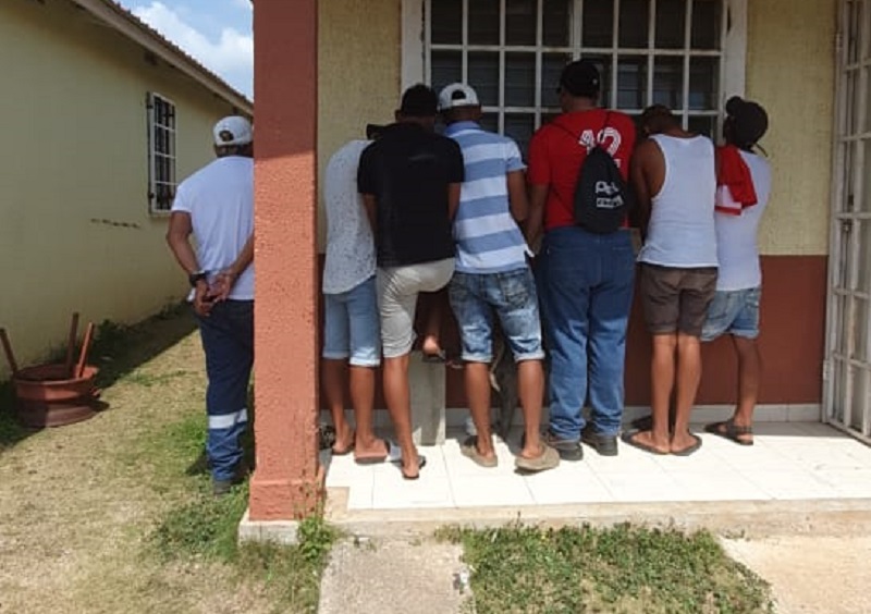 Sorprenden a ocho hombres hurtando en una casa en La Chorrera