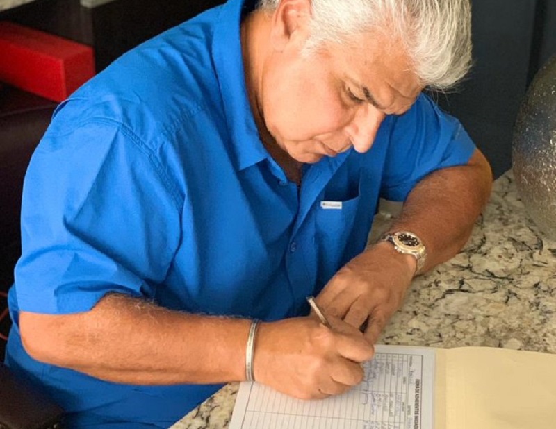 José Raúl Mulino firma para apoyar nuevo partido de Martinelli