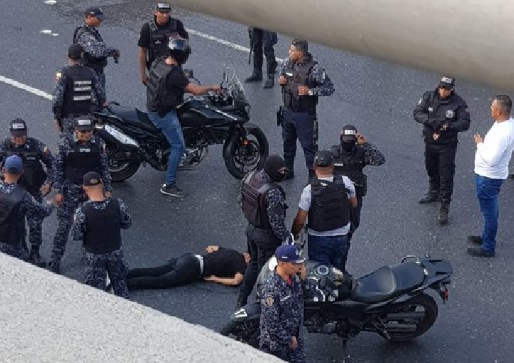Tres "secuestradores" mueren en tiroteo con policías en la mayor autopista de Caracas