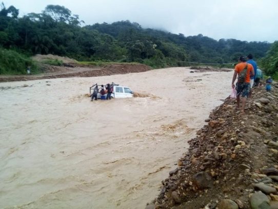 Desborde de un río inunda una población en Bolivia