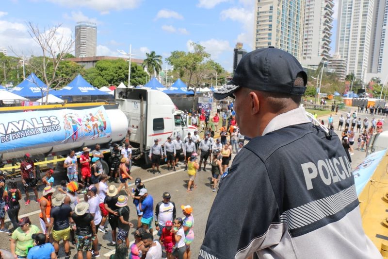 Panameños y extranjeros disfrutan en el Carnaval capitalino