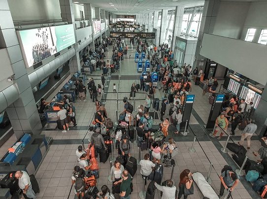 Panamá suspende la entrada de vuelos provenientes de Europa y Asia