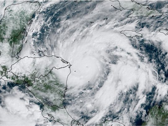 Centroamérica espera impacto de huracán Eta en zonas vulnerables
