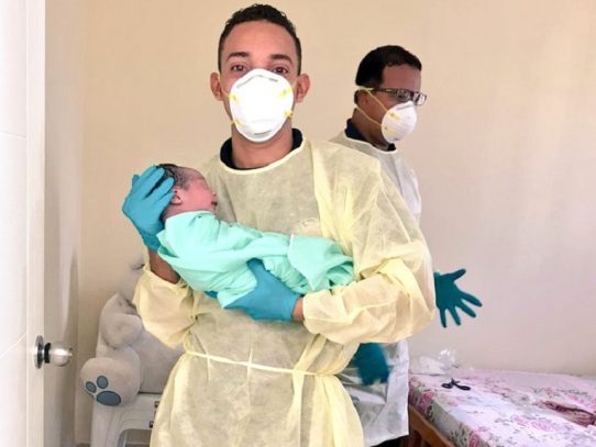 Mujer le pone a su hijo nombres de paramédicos que asistieron en el parto