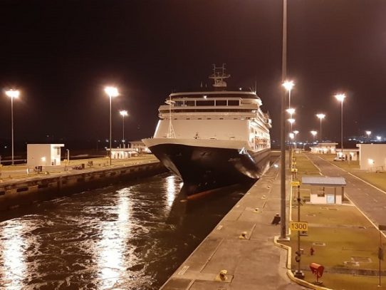 Cruceros afectados por coronavirus cruzaron el Canal de Panamá