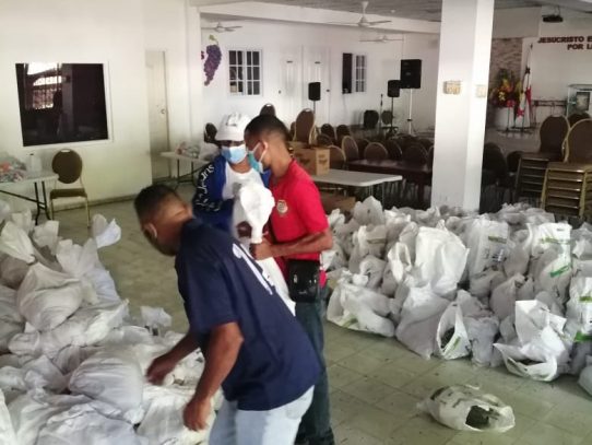 Tras establecer un cerco sanitario, distribuyen bolsas de comida en Koskuna