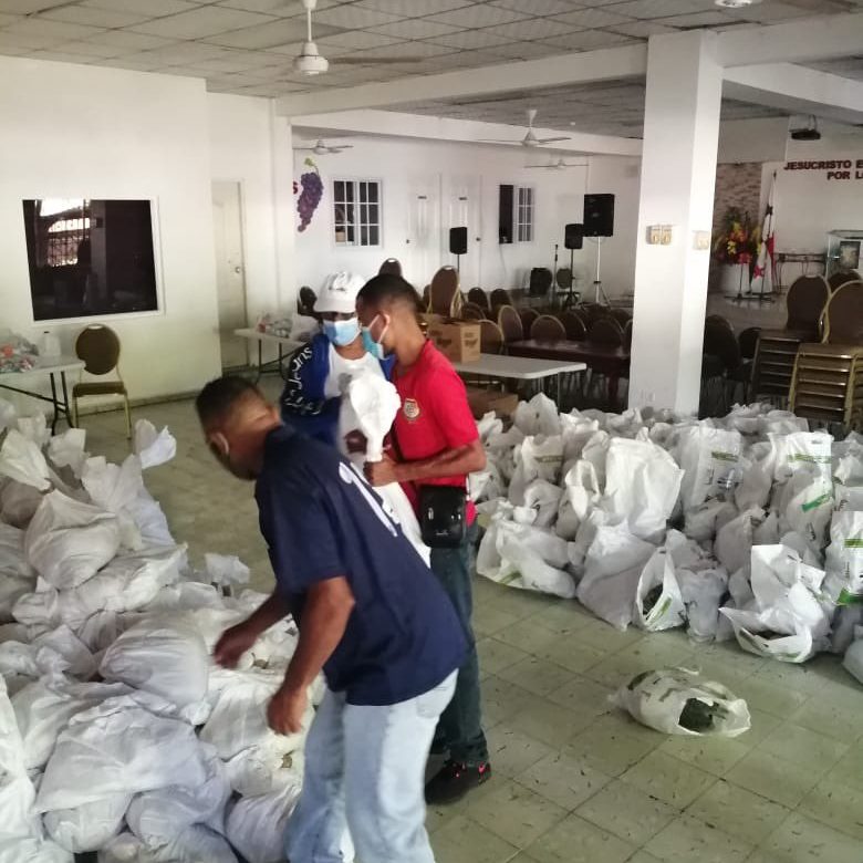 Tras establecer un cerco sanitario, distribuyen bolsas de comida en Koskuna