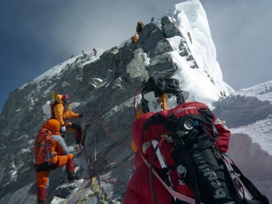 Nepal dice que las reglas del Everest podrían cambiar debido a las muertes y los congestionamientos