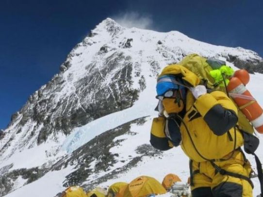 El coronavirus hace que el Everest se tambalee