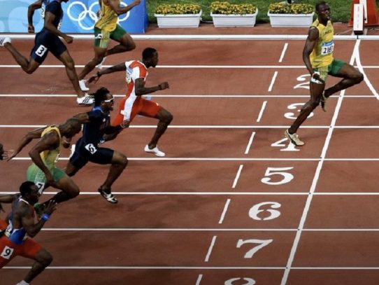 Usain Bolt bromea poniendo sus triunfos como ejemplo de "distanciamiento social"