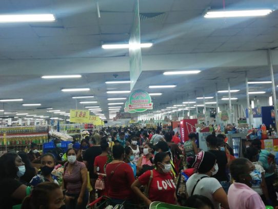Largas filas y aglomeración en supermercados para canje del Vale Digital