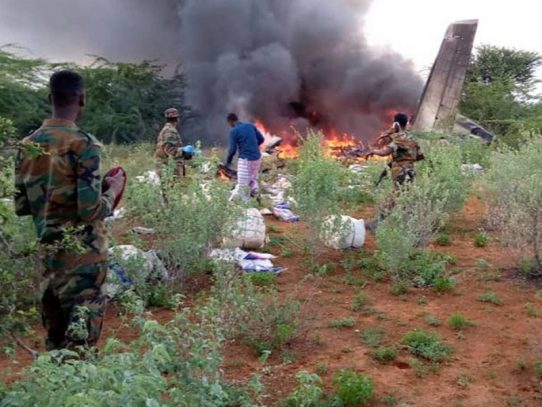 Al menos seis muertos al estrellarse avión humanitario keniano en Somalia