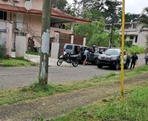 Sicarios asesinan a una persona dentro de su auto en Colón