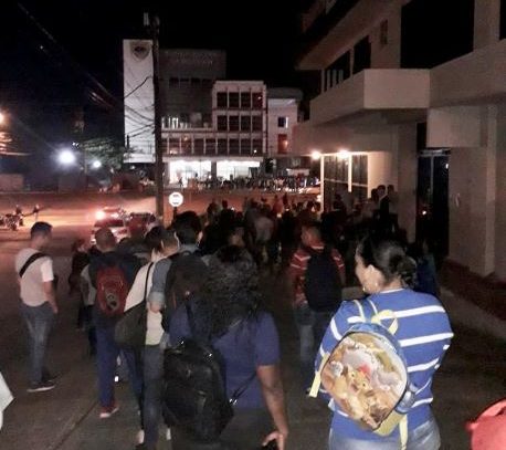 Venezolanos se quejan por extensas filas en Migración para legalización de documentos