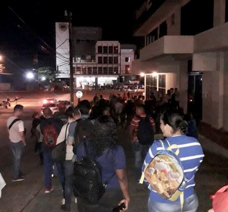 Venezolanos se quejan por extensas filas en Migración para legalización de documentos