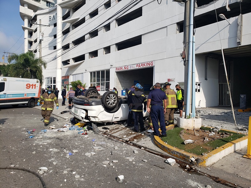 Vehículo cae al vacío desde estacionamiento de un edificio, hay una víctima fatal