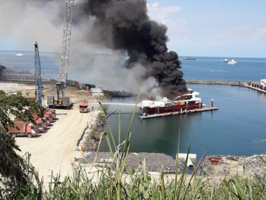Se incendia embarcación frente a la calzada de Amador