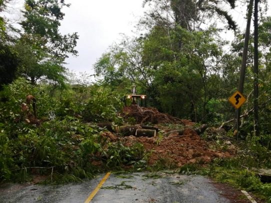 Deslizamientos, crecida de ríos y otras afectaciones en Coclé tras fuertes lluvias