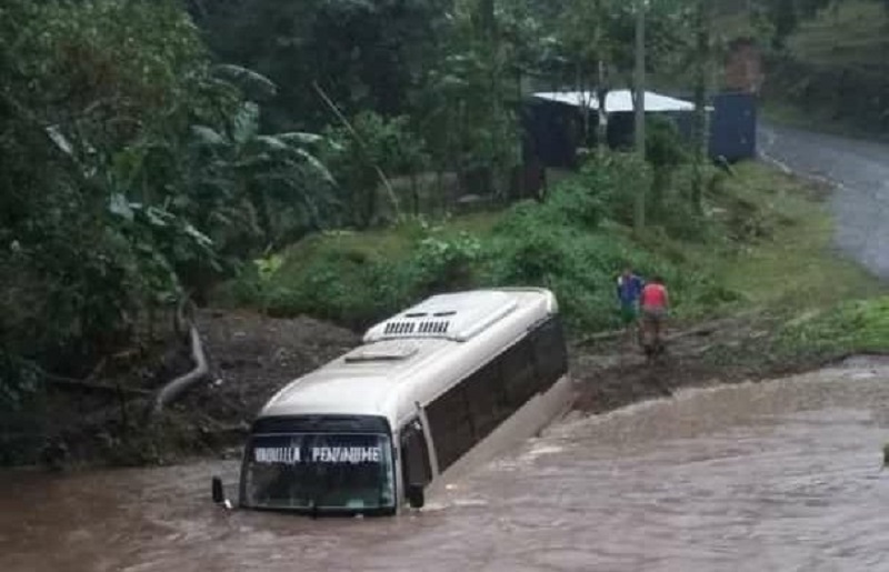 Corriente de un río arrastra un bus en Chiguirí, ocupantes salvan sus vidas