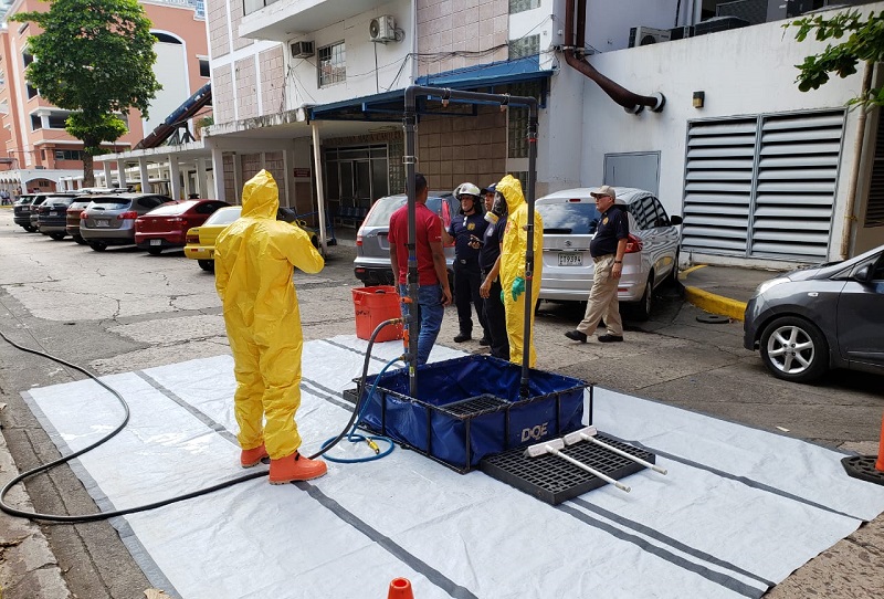 Bomberos logran controlar derrame químico en el Hospital Santo Tomás