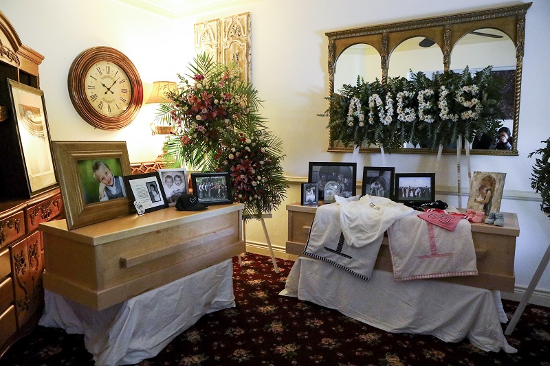 Mormones inician funerales para despedir a víctimas de ataque en México