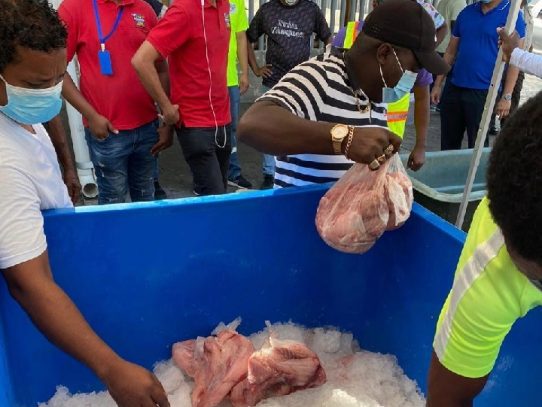 Arrendatarios del Mercado de Mariscos donan cuatro mil libras de pescado a Juntas Comunales
