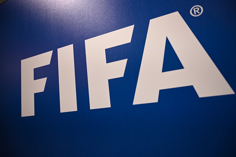 UEFA pide a la FIFA cambiar la polémica norma de las faltas por mano