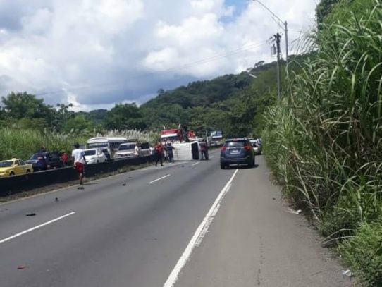 Reportan 10 heridos en aparatoso accidente en la vía Puente de las Américas