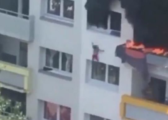 Dos niños saltan desde más de 10 metros para salvarse de las llamas