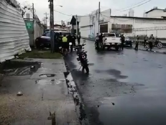 Persecución policial termina con un vehículo estrellado en la vía Frangipani