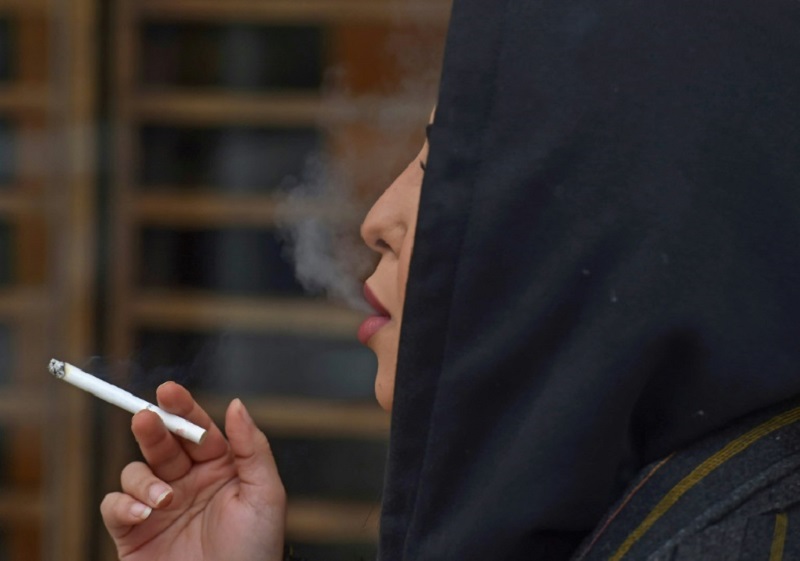 Fumar en público, un símbolo de libertad para las mujeres sauditas