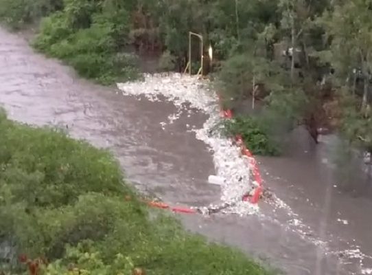 Se rompe la biobarrera B.O.B en el Río Matías Hernández, gran cantidad de desechos pasa al  mar